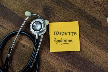 Tourette Sendromu kavramı yapışkan notlara yazılır ve anahtar sözcükler Tahta Masa 'da izole edilir.