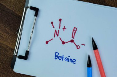 Betaine Molekülü kavramı kağıt üzerinde yazılı, Yapısal kimyasal formül Tahta Masa 'da izole.