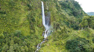 Citambur şelalesi Cianjur, Endonezya. Endonezya 'nın ünlü turistik yerleri ve dönüm noktaları. Üst şelalenin insansız hava aracı görüntüsü. Cianjur, Endonezya, 16 Mart 2023