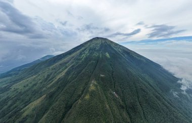 Endonezya 'daki Sindoro Dağı' nın ses bulutuyla görüntüsü. Yüksek kalite fotoğraf. Seçici odaklanma. Java, Endonezya, 16 Mart 2023