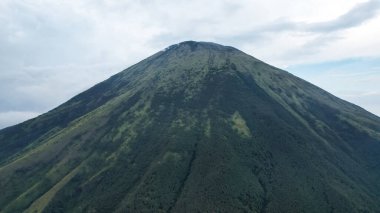 Endonezya 'daki Sindoro Dağı' nın ses bulutuyla görüntüsü. Yüksek kalite fotoğraf. Seçici odaklanma. Java, Endonezya, 16 Mart 2023