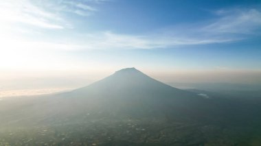 Endonezya 'daki Sumbing Dağı' nın ses bulutu ile hava görüntüsü. Yüksek kalite fotoğraf. Seçici odaklanma. Java, Endonezya, 16 Mart 2023