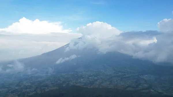 Vista Aérea Del Monte Sumbing Indonesia Con Nube Ruido Foto — Foto de Stock