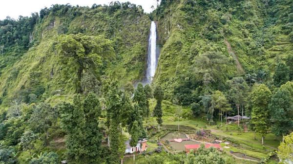 印度尼西亚的Citambur瀑布Cianjur 印度尼西亚自然景观中著名的旅游景点和地标目的地 高空无人驾驶飞机俯瞰顶部瀑布 2023年3月16日 印度尼西亚 锡安朱尔 — 图库照片