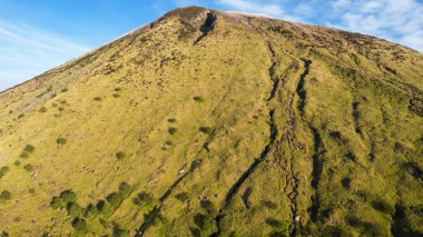 Endonezya 'daki Sindoro Dağı' nın ses bulutuyla görüntüsü. Yüksek kalite fotoğraf. Seçici odaklanma. Java, Endonezya, 16 Mart 2023
