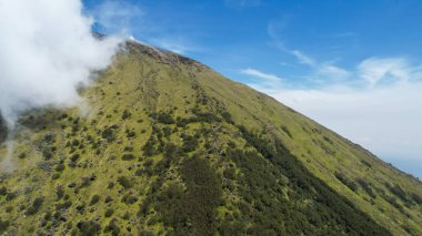 Endonezya 'daki Sindoro Dağı' nın ses bulutuyla görüntüsü. Yüksek kalite fotoğraf. Seçici odaklanma. Java, Endonezya, 16 Mart 2023
