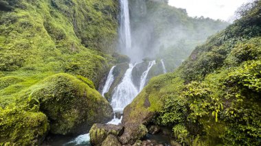 Citambur şelalesi Cianjur, Endonezya. Endonezya 'nın ünlü turistik yerleri ve dönüm noktaları. Üst şelalenin insansız hava aracı görüntüsü. Cianjur, Endonezya, 16 Mart 2023