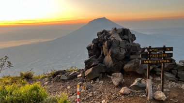 Sindoro Dağları 'nda sabah sislerin altında dağlar. Batı Java, Endonezya, 16 Mart 2023