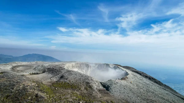 在印度尼西亚东爪哇看到一个火山口的内部冒着浓烟 Sindoro火山火山口的空中景观 2023年3月16日 印度尼西亚西爪哇 — 图库照片