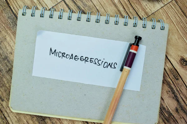 Concepto Microagresiones Escribir Notas Adhesivas Aisladas Mesa Madera —  Fotos de Stock