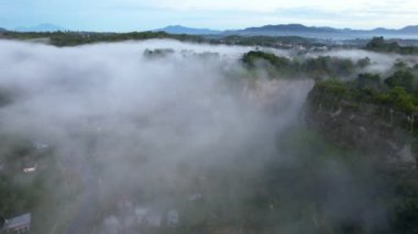 Bukittinggi 'deki Ngarai Sianok Kanyonu' ndan güzel bir manzara, Ngarai Sianok Kanyonu 'nun hava aracı görüntüsü. Bukittinggi, Endonezya, 17 Mart 2023