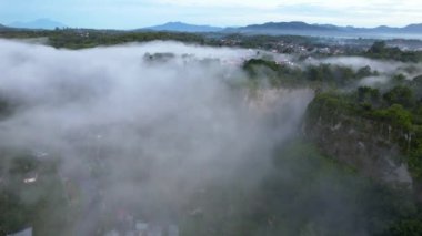 Bukittinggi 'deki Ngarai Sianok Kanyonu' ndan güzel bir manzara, Ngarai Sianok Kanyonu 'nun hava aracı görüntüsü. Bukittinggi, Endonezya, 17 Mart 2023