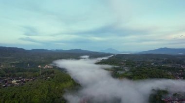 Bukittinggi 'deki Ngarai Sianok Kanyonu' ndan güzel bir manzara, Ngarai Sianok Kanyonu 'nun hava aracı görüntüsü. Bukittinggi, Endonezya, 17 Mart 2023