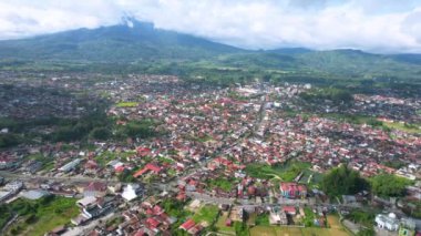 Bukittinggi 'nin güzel kırsalının hava manzarası. Dağlardaki harika bahar manzarası. Çimen tarlaları ve yuvarlanan tepeler. Kırsal alan. Bukittinggi, Endonezya, 18 Mart 2023