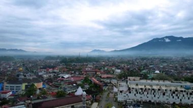 Bukittinggi 'nin güzel kırsalının hava manzarası. Dağlardaki harika bahar manzarası. Çimen tarlaları ve yuvarlanan tepeler. Kırsal alan. Bukittinggi, Endonezya, 18 Mart 2023