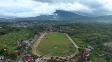 Butkittinggi 'deki At Yarış Alanı' nın dağ manzaralı havadan görünüşü. Bukittinggi, Endonezya, 18 Mart 2023