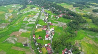 Bukittinggi 'deki Teraslı Yeşil Pirinç Tarlası, Sawah Batipuh, Batı Sumatra. Harika Endonezya. Bukittinggi, Endonezya, 19 Mart 2023