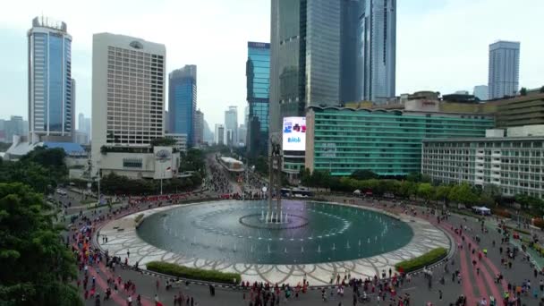 周日上午 一群人在印度尼西亚邦丹酒店附近欣赏空中美景 无车日终于回到了Covid 19的数量 2023年3月25日 印度尼西亚雅加达 — 图库视频影像