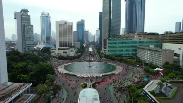 Flygfoto Över Folkmassan Njuta Söndag Morgon Nära Bunderan Hotel Indonesien — Stockvideo