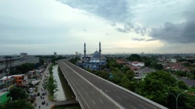 El-Azhar Merkez Camii Bekasi 'nin en büyük camisine bakıyor. Ramazan ve bayram kavramı ve gün batımında ya da gün doğumunda gürültü bulutu. Bekasi, Endonezya, 26 Mart 2023