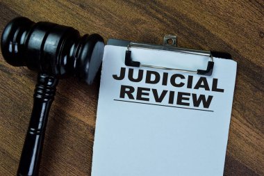 Yargı Teftişi kavramı, Tahta Masa 'da tokmağı olan bir kitabın kağıt üzerinde yazıyor..