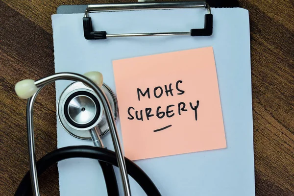 Mohs外科的概念写在木制桌子上的粘贴便条上 — 图库照片