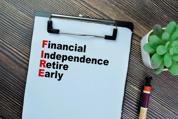 Conceito Independência Financeira Aposentar Early Escrever Sobre Papelada Livro Isolado — Fotografia de Stock