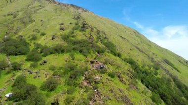 Endonezya 'daki Sindoro Dağı' nın ses bulutuyla görüntüsü. Seçici bir odaklanma ile. Batı Java, Endonezya, 29 Mart 2023