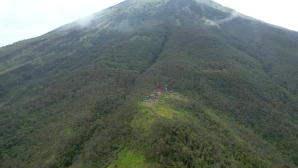 Endonezya Daki Sindoro Dağı Nın Ses Bulutuyla Görüntüsü Seçici Bir — Stok video