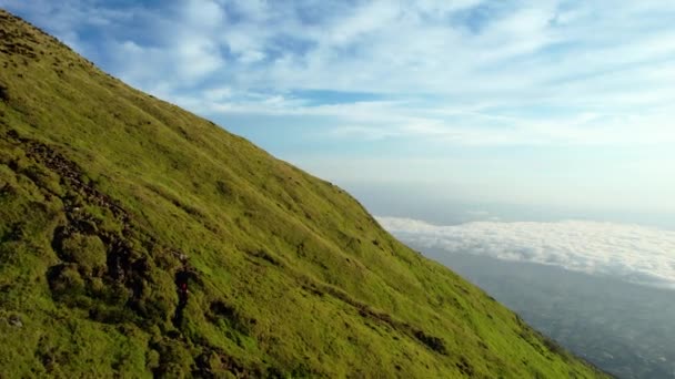 Вид Воздуха Гору Синдоро Индонезии Шумовым Облаком Избирательным Фокусом Западная — стоковое видео
