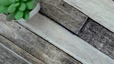 İyi Şans kavramı! Tahta Masa 'ya izole edilmiş yapışkan notlara yaz. 