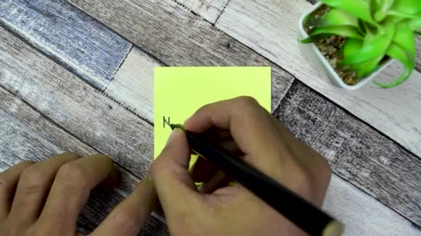 木製のテーブルに隔離された粘着性のあるノートにネットワーキングの概念 — ストック動画