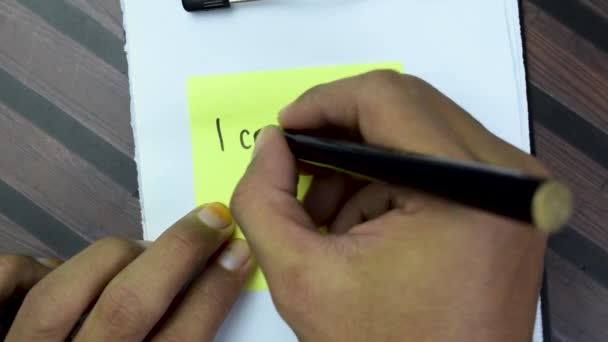 Бросила Свой Автомобиль Прошу Прощения Писать Бумажках Изолированных Столе Вудена — стоковое видео