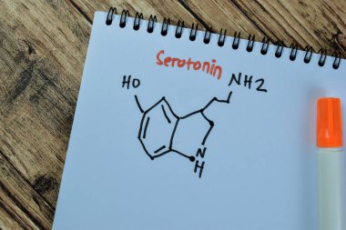 Tahta masa üzerinde izole kitap üzerine kimyasal moleküler hormon serotonin formülü kavramı.