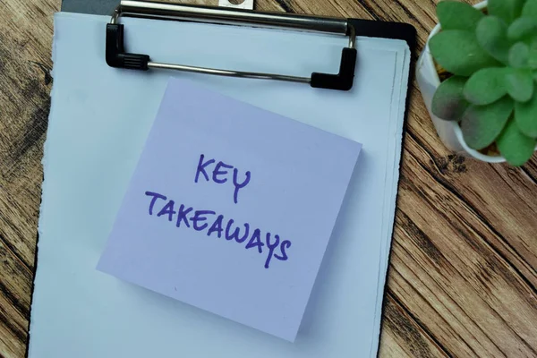 Concept Key Takeaways Write Sticky Notes Isolated Wooden Table — Stock Photo, Image
