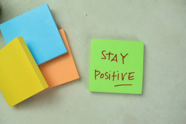 Έννοια Του Stay Positive Γράψτε Αυτοκόλλητες Σημειώσεις Που Απομονώνονται Ξύλινο — Φωτογραφία Αρχείου
