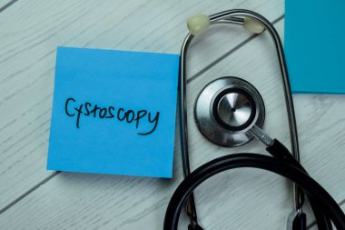 Kistoskopi kavramı yapışkan notlara yazılır ve steteskop ahşap masa üzerinde izole edilir.