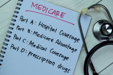 Medicare kavramı, kitap üzerine steteskop ile Tahta Masa 'da izole edilmiş..