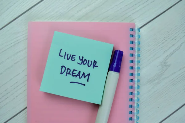 Concept Live Your Dream Írni Ragacsos Megjegyzések Elszigetelt Asztal — Stock Fotó
