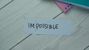 Sözcüğü İmkansız Olanaksız kılma kavramı Tahta Masa 'da izole edilmiş yapışkan notlar üzerine yazılacak. 
