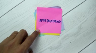 Ahşap Masa 'da izole edilmiş yapışkan notlar üzerine 