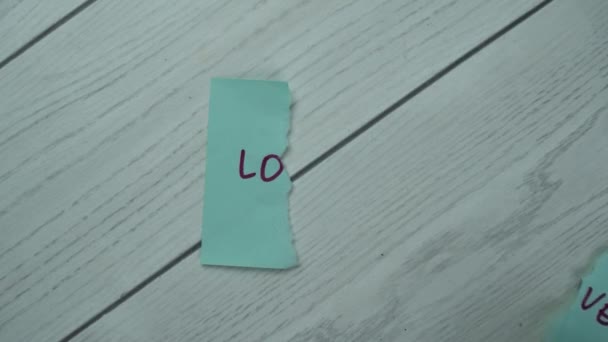 爱情题词的概念把零碎的纸放在一起写在木制桌子上孤立的粘贴字条上 — 图库视频影像