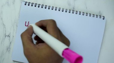 İşsizlik kavramı Tahta Masa 'da izole edilmiş kitap üzerine yazıldı. 