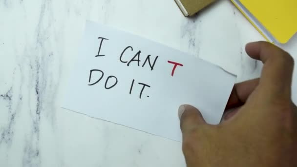 Человек Помощью Ножниц Remove Могу Сделать Могу Сделать Слово — стоковое видео