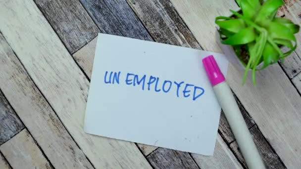 Conceito Desempregado Para Ser Empregado Escrever Notas Pegajosas Isoladas Mesa — Vídeo de Stock