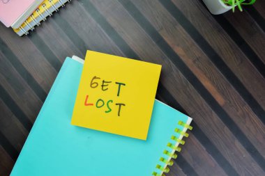 Kaybolma kavramı Tahta Masa 'da izole edilmiş yapışkan notlar üzerine yazılsın.