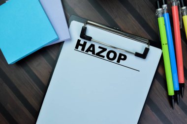 Tahta Masa 'da izole edilmiş kağıt üzerinde Hazop yazısı kavramı.