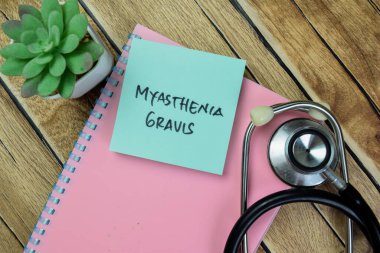 Myasthenia Gravis kavramı Tahta Masa 'da izole edilmiş yapışkan notlara yazılır.