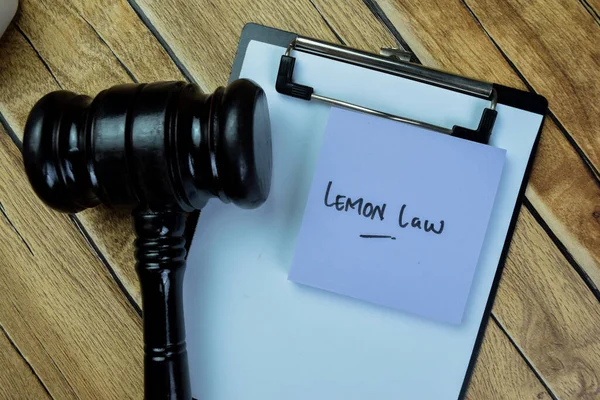 Koncept Lemon Law Psát Lepkavé Poznámky Kladívkem Izolované Dřevěném Stole — Stock fotografie