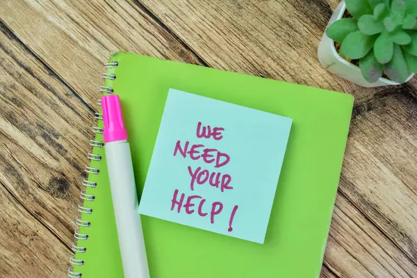 Conceito Que Precisamos Sua Ajuda Escrever Notas Pegajosas Isoladas Mesa — Fotografia de Stock